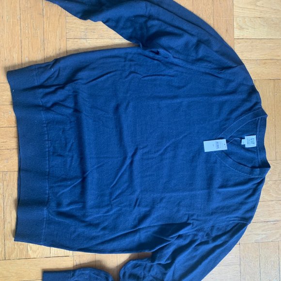 Gap Men's V-Neck Sweater - Picture 3 of 3